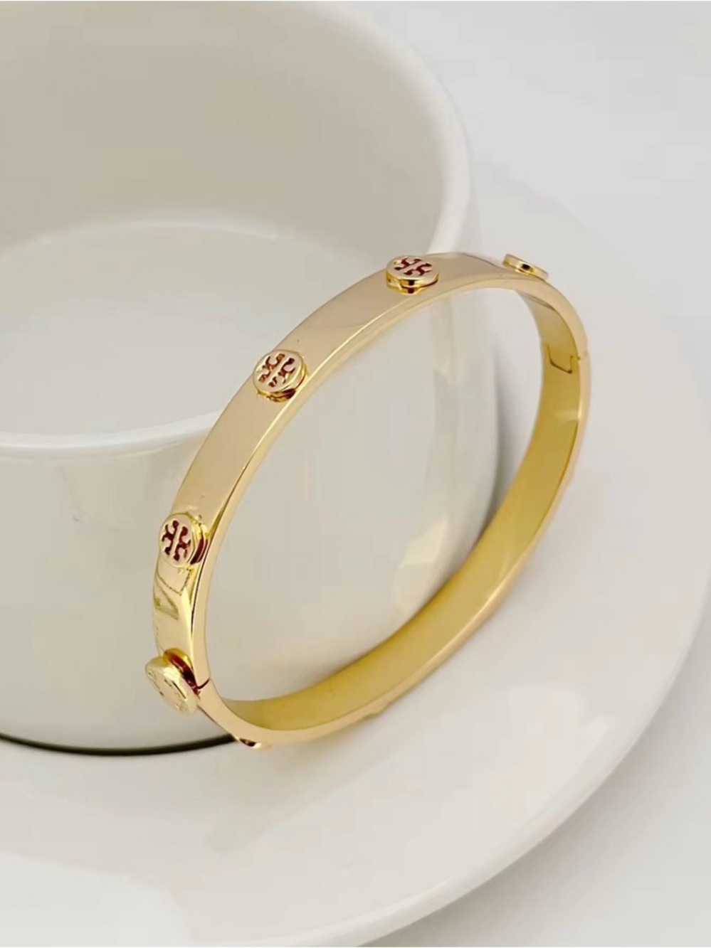 Tory Burch Gold Logo Bangle
Bracelet Medium Size